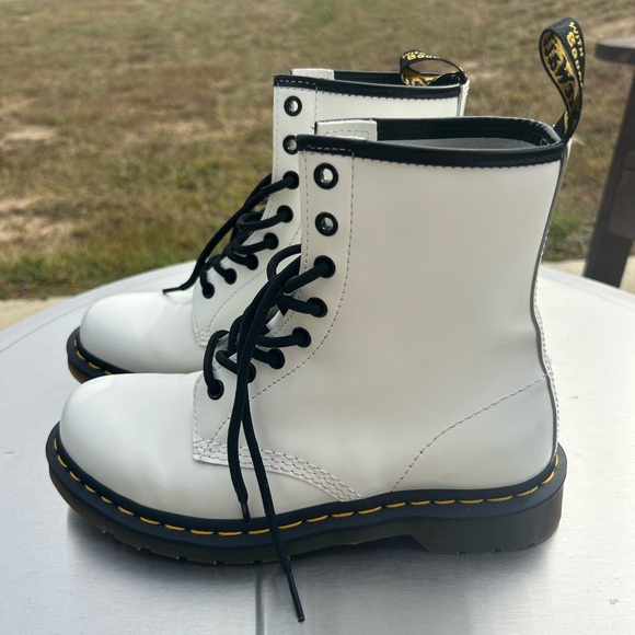 Dr. Martens Smooth Leather Lace Up Boots: W, size 7.5, white, new condition! - Picture 1 of 9